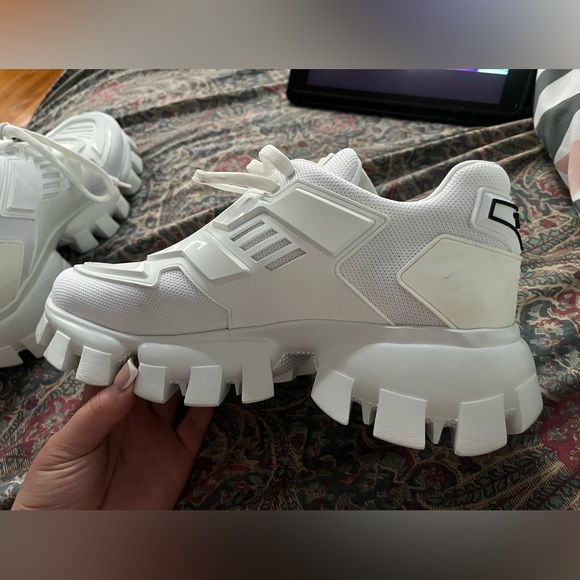 Brand: Prada
	•	Size: 40 (equivalent to US women’s size 9)
	•	Color: White - Picture 6 of 6